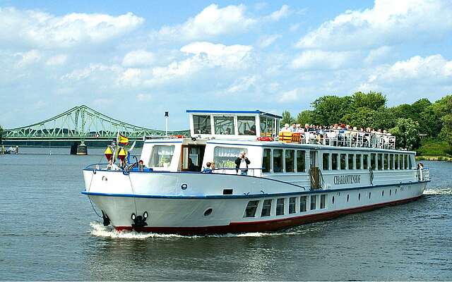 MS Charlottenhof vor der Glienicker Brücke, Foto: Weisse Flotte Potsdam GmbH