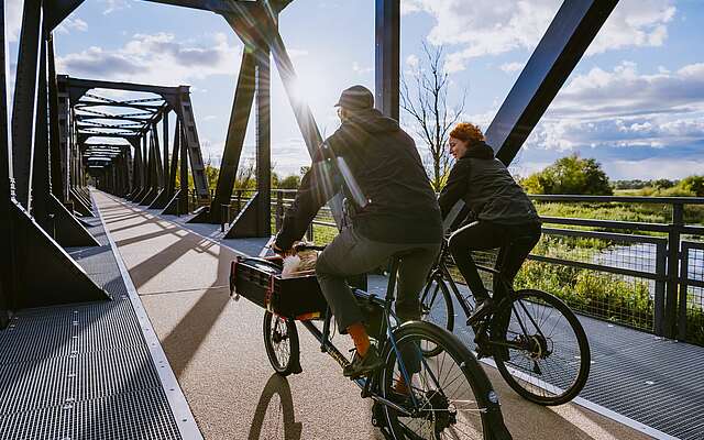 Radfahrer an der Europabrücke