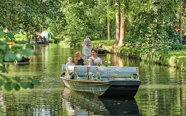 Kahnfahrt unter Bäumen
