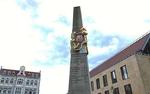 Postmeilensäule auf dem Marktplatz in Senftenberg