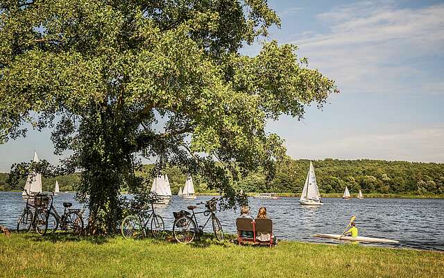 Radfahrer machen Pause und schauen aufs Wasser