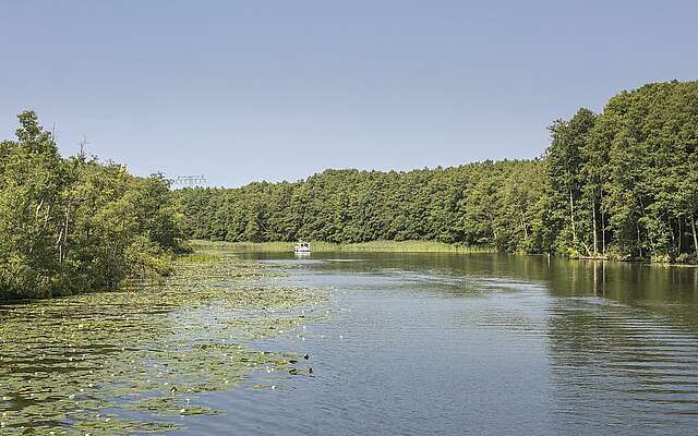 Hausboot auf der Havel bei Fürstenberg
