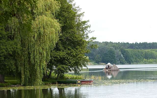 Floß auf Oberpfuhlsee bei Lychen