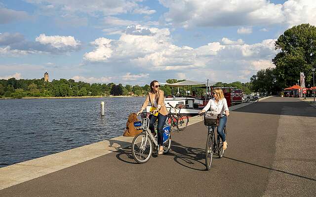 Radfahrerinnen auf dem Havel-Radweg in Potsdam