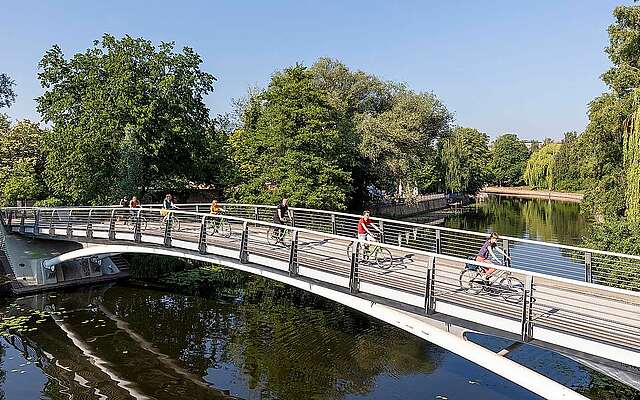 Radfahrerinnen auf dem Havel-Radweg in Potsdam